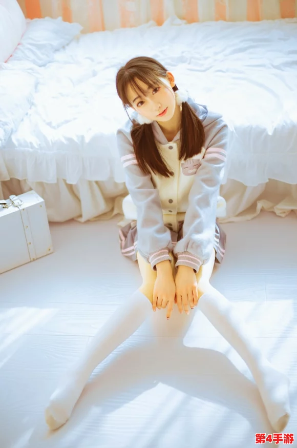 白丝校花扒开，展现青春魅力与无尽可能的完美结合，让人心动不已