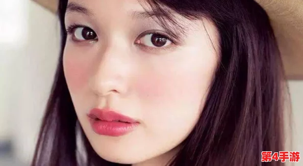 “伽罗太华正能量腮红翻白眼，让你轻松驾驭无辜表情，闪耀每一个瞬间！”