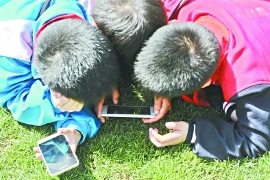六年级扣出白沫！小学生玩手机成瘾，家长焦虑不已，如何应对？