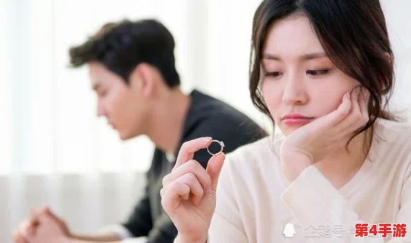 兰姨一手捂住嘴深怕惊醒老公，细腻情感展现出她对家庭的温柔与关怀