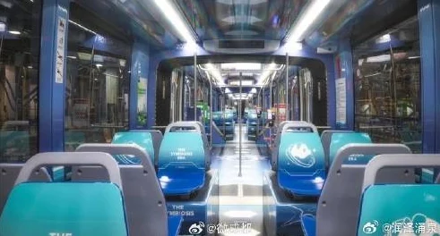 “触手公交车”引发热议 网友称其为未来出行的奇妙体验与科技幻想的完美结合