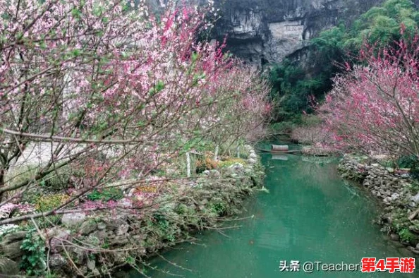 桃源洞口已是溪水百丽宫，游客纷纷赞叹其美景如画，流连忘返，令人流连忘返