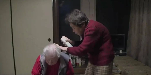 日本卖婬BBw高潮多毛，网友评价：刺激又真实，体验令人难以忘怀！