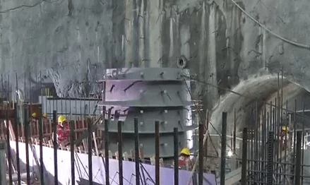 秀英干泥瓦工：在建筑行业中，秀英以其精湛的技艺和勤奋的态度，展现了泥瓦工的重要性与价值