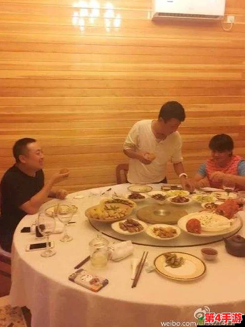 老公请部长家里吃饭，展现了主人的热情款待和社交能力