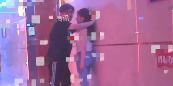美女扒开 让客人玩，这个标题暗示了一种互动体验，可能涉及到表演或娱乐活动，让观众感受到新奇与刺激