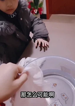 纸巾盒用我妹妹做实验，网友评论：这是什么奇葩的实验？难道是要测试纸巾的吸水性还是妹妹的耐心？