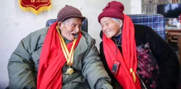 披风少年爱老妈刚从湖南回来，网友纷纷表示“这真是一部感人至深的母子情故事！”