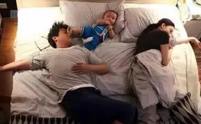 年轻夫妻把小孩哄睡后开监控，发现孩子的梦境竟然隐藏着不为人知的秘密与惊喜
