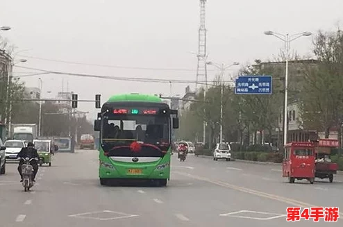 坐公交车上被生活琐事困扰的最深的一天，感受城市喧嚣与内心宁静的对比