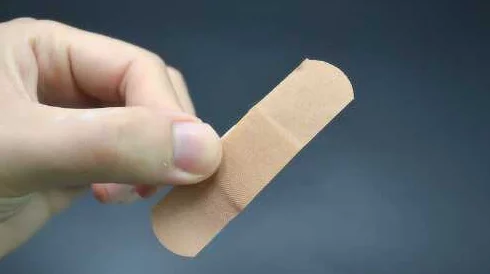 三个创可贴遮住重要部位，如何在社交媒体上引发热议与关注？
