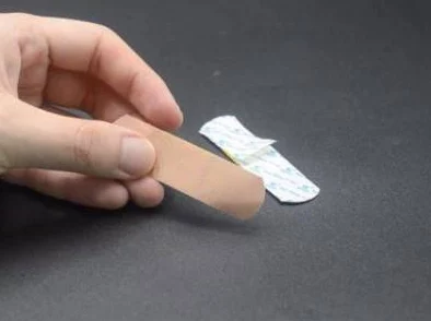 三个创可贴遮住重要部位，如何在社交媒体上引发热议与关注？