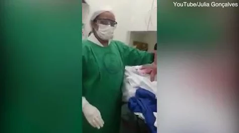 双男主尿急到不能走路知乎：网友热议这一情节的设计是否过于夸张，引发众多讨论与共鸣