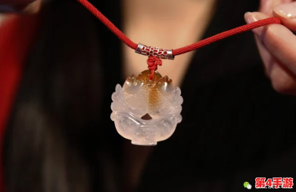 比较归龙潮长命锁与精致烛台的寓意与价值，哪个更添居家吉祥氛围？