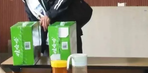 班长是我们班的公共插座，为团结和融洽提供了稳定电源