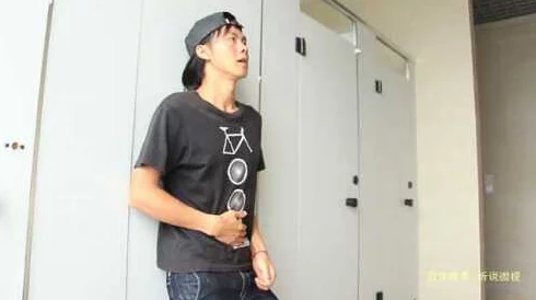 高冷男生尿很急很急憋哭了，因校园厕所关闭引发众多学生关注与讨论