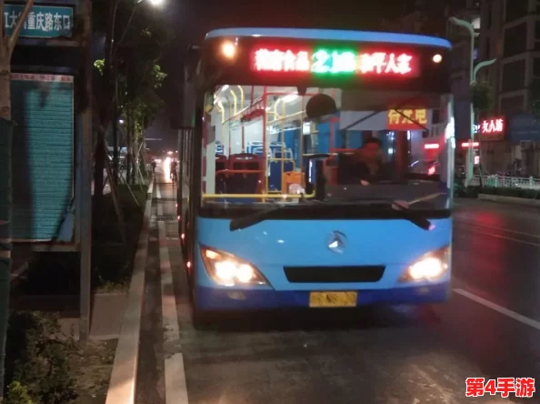 公交车检票员用B检票上车，体验便捷出行，感受城市交通的效率与温暖
