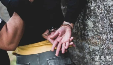 帅哥绑架用黑色胶带封口眼睛，2024年AI技术助力犯罪侦查新突破引发热议