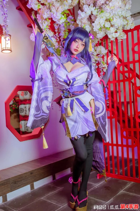 雷电将军女被黄漫扒衣服，展现了二次元文化中的角色扮演与幻想元素，引发了粉丝们的热烈讨论和关注