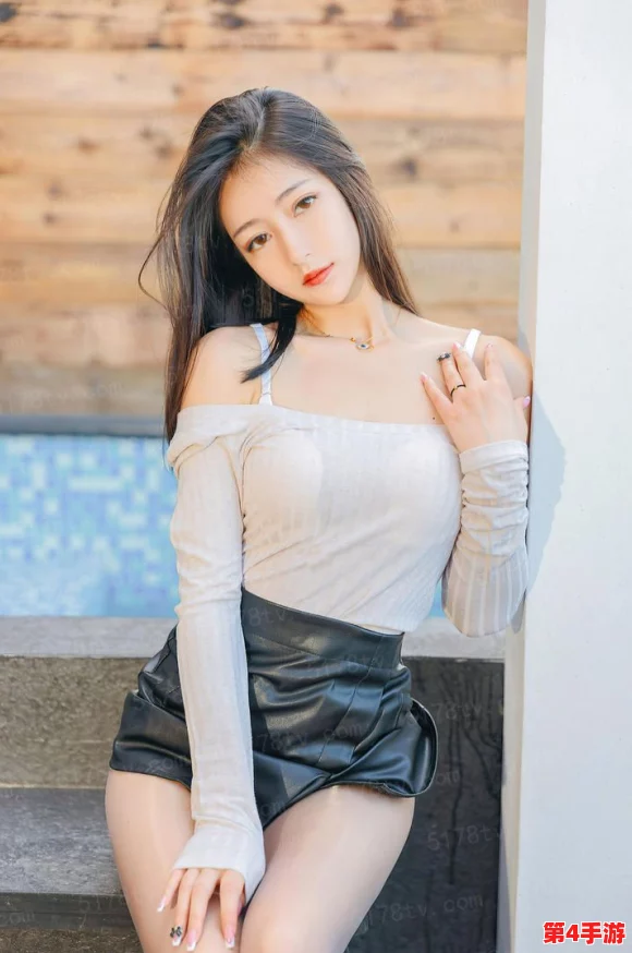 数学课代表穿着蕾丝带锻炼衣，风华绝代展现飒爽英姿