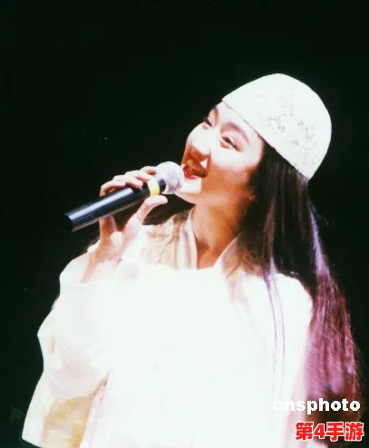 杨钰莹大战三个黑人：网友热议，实力与魅力并存的精彩对决引发关注