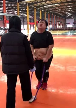 撒尿BBWBBWBBW毛黑，勇敢面对挑战，坚定前行向着光明