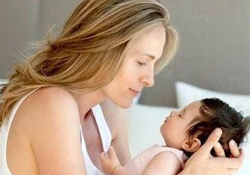 掀开她的胸罩摸她两个奶：探讨亲密关系中的界限与尊重