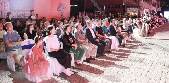 红桃国际一起：在全球化背景下，如何推动文化交流与经济合作的深度融合？