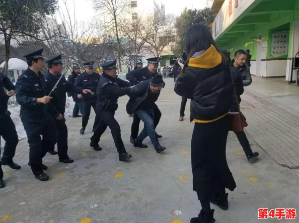《反恐精英》游戏中，掌握哪个键位实现快速蹲下技巧？