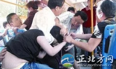 男Ji大巴进入女人身休，警方介入调查事件引发社会广泛关注与讨论