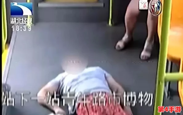 公交车上隔着内裤进入，网友惊呼：这样的行为实在让人难以接受，公共场合需尊重他人！