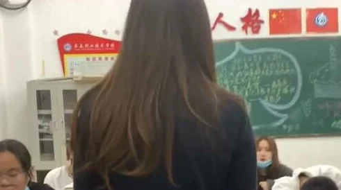 老师没带罩子让我爽了一整夜，学生们纷纷表示意外与兴奋，课堂气氛瞬间变得轻松活跃