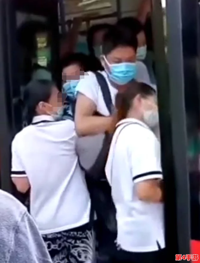 公交车揉捏双乳扯掉小内内，乘客目击惊险一幕引发热议与讨论