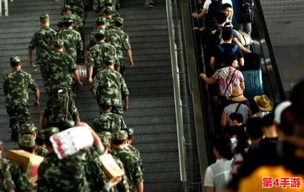 去部队探亲被全队9人围观，网友感叹：这样的场面真是太温馨了，军人的归属感让人动容！