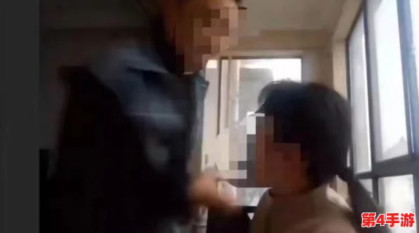 抱着英语课代表吵，校园内突发争执引发师生围观，情绪激动的场面令人担忧