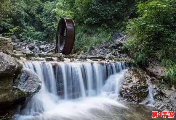 桃源洞口已是溪水，流淌的清泉映照出自然之美与人心向往的宁静生活