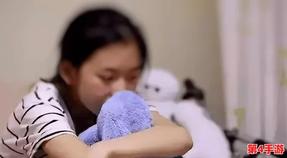 班长把两个奶球露出来给我玩玩，这种行为是否过于亲密，值得我们深思与讨论