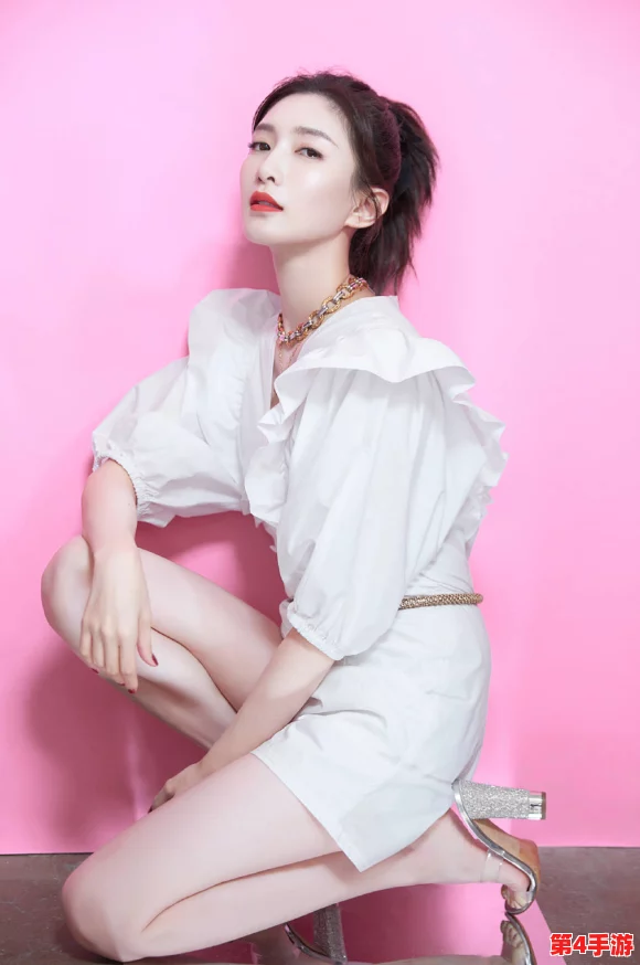 小仙女白丝扒开腿，展现出优雅与魅力的完美结合，引发网友热议与讨论，成为社交媒体的新焦点