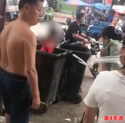 女人脱了裤子让老头XXⅩ，现场目击者称场面十分尴尬，引发围观群众热议与讨论，社交媒体上评论不断