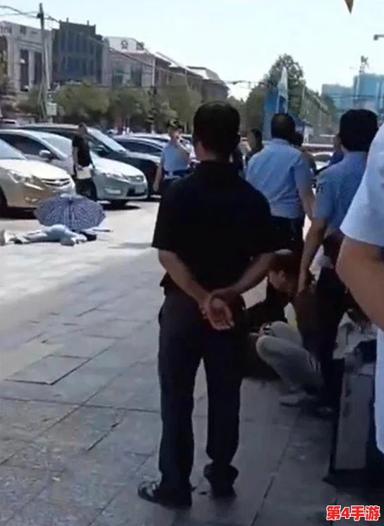 女人脱了裤子让老头XXⅩ，现场目击者称场面十分尴尬，引发围观群众热议与讨论，社交媒体上评论不断