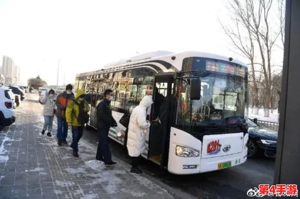 只穿一件外套坐公交车，2024年冬季流行趋势与环保出行的完美结合