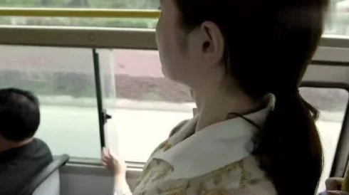 公交车上扒开嫩J挺进去，感受意想不到的激情与刺激，让你无法自拔的旅程对象关系