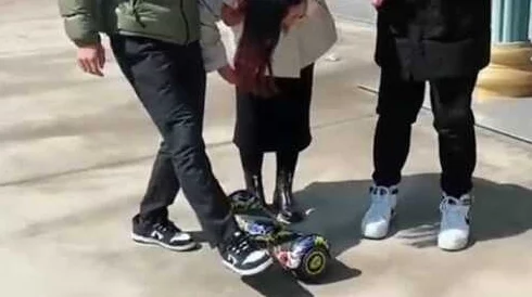 男生和女生拆拆很痛的轮滑鞋直接看，感受一下这双鞋带来的不适与挑战，真是让人心疼！