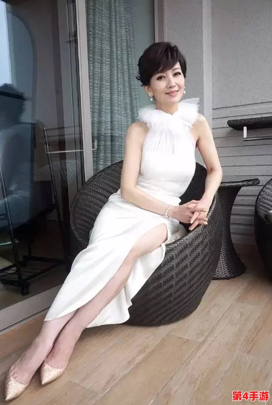 真丝修身开叉旗袍裙子施恩,传闻她与知名设计师秘密合作,打造独家限量版,引发时尚圈热议! 真丝修身开叉旗袍裙子施恩,传闻她与知名设计师秘密合作,打造独家限量版,引发时尚圈热议!