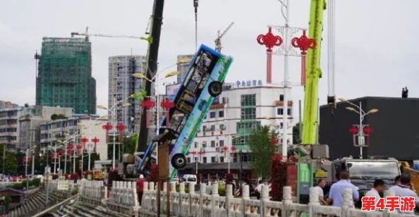 公交车被脱了内裤进入电影，目击者称司机与乘客上演惊人一幕，引发网友热议和调侃！