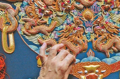 佛帐潮绣凸浮双龙：传承千年的工艺与文化，展现中华传统艺术的独特魅力与精湛技艺