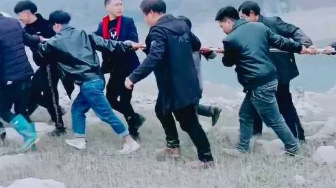 1v2三个男的是兄弟,团结就是力量 1v2三个男的是兄弟,团结就是力量