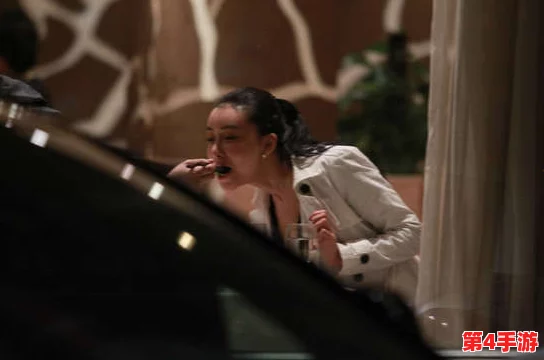 暗黑爆料在线观看免费播放：某知名明星被拍到深夜约会神秘人士，疑似恋情曝光引发热议！