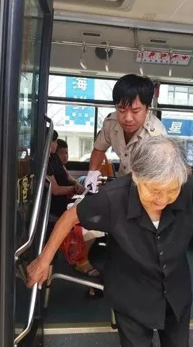 公交车一颠我挺进了她的身体，乘客们目睹这一尴尬瞬间纷纷议论不已，引发热烈讨论