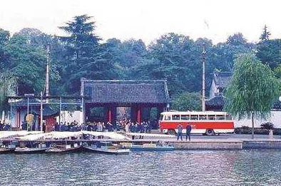 售票员用身体量尺寸坐公交车20，用户评价：服务态度好，但空间有些拥挤，体验一般